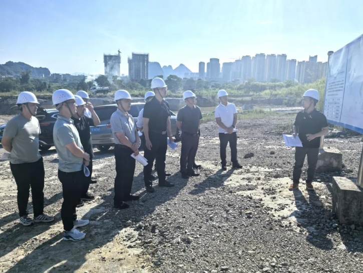 廣咨集團黨委書記、董事長劉展翔與外部董事一行到桂林漓江生態修復全咨項目調研